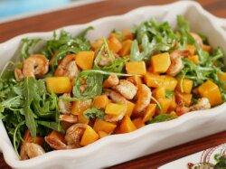 Салат с креветками, тыквой и рукколой