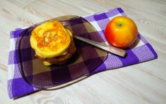 Оладьи с яблочными кольцами на молоке без дрожжей