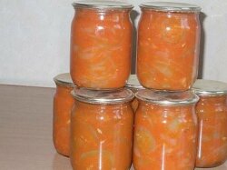 Салат-ассорти из огурцов, кабачков и капусты