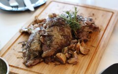 Запеченная баранина с розмарином в духовке