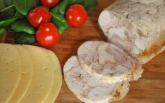 Куриный рулет с орехами и черносливом в бутылке