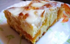 Домашний пирог с персиками под сметаной
