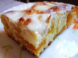Домашний пирог с персиками под сметаной