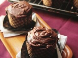 Шоколадные капкейки с начинкой на кислом молоке