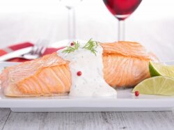 Стейк из семги со сливочным соусом в духовке