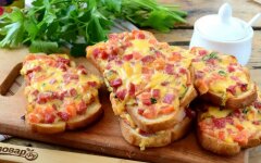 Горячие бутерброды с колбасой и сыром в микроволновке