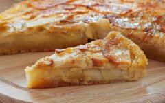 Сладкий омлет с яблоками и корицей в духовке