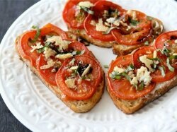 Хрустящие бутерброды с запеченными помидорами и сыром