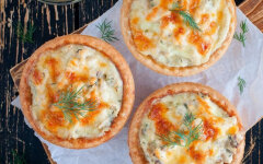 Тарталетки с кальмарами и шампиньонами