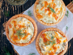 Тарталетки с кальмарами и шампиньонами