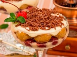 Порционное тирамису с шоколадом и вишней