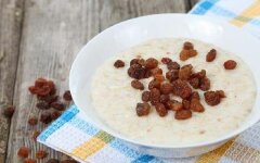 Молочная овсянка с изюмом в мультиварке