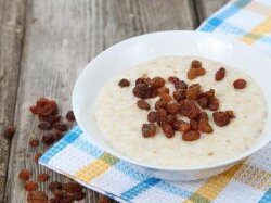 Молочная овсянка с изюмом в мультиварке
