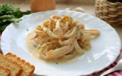 Кальмары в сливочном соусе на скорую руку