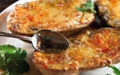 Картофельные лодочки с копченой курицей и помидорами