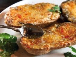 Картофельные лодочки с копченой курицей и помидорами