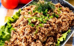 Гречка с тушенкой и чесноком в кастрюле