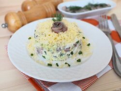 Салат с селедкой и перепелиными яйцами от Юлии Высоцкой