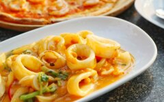 Тушеные кальмары с морковью, луком и чесноком