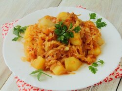 Тушеная капуста с картофелем и помидорами в мультиварке