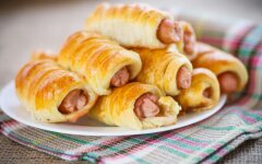 Запеченные сосиски с картофелем в тесте
