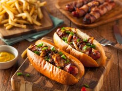 Классический хот-дог с сосиской и беконом