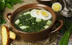 Щавелевый суп на говяжьем бульоне с рисом