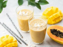 Смузи из манго и папайи с кокосовым молоком