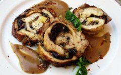 Куриные рулеты с печенью и черносливом