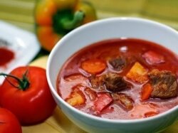 Гуляш из говядины с болгарским перцем и картофелем