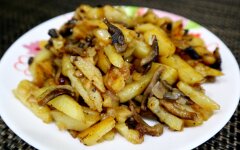 Жареная картошка с шампиньонами и луком