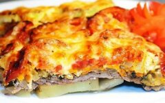 Мясо по-капитански с картофелем под соусом Бешамель