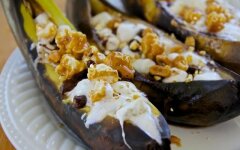 Запеченные бананы с орехами и шоколадом в духовке