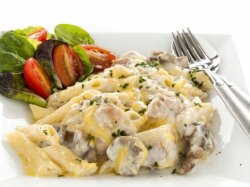 Слоеный салат с куриным филе, грибами и сыром