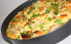Картофельная запеканка с курицей под сыром в духовке