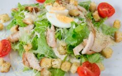 Цезарь с курицей, яйцами и чесночным майонезом