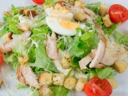 Цезарь с курицей, яйцами и чесночным майонезом