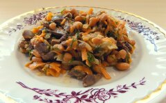 Салат из куриной печени с консервированной белой фасолью