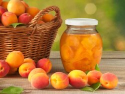 Ароматный абрикосовый компот с ромом