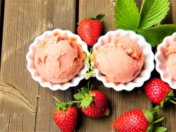 Клубничный сорбет с молоком