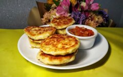 Сырники с рикоттой, пармезаном и томатным соусом