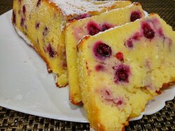 Манник на сметане с творогом и черной смородиной