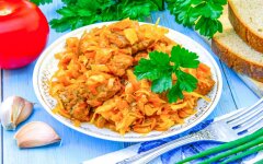 Солянка из говядины и капусты со сладким перцем