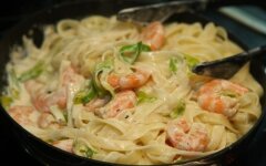 Паста с креветками и сыром в сметане