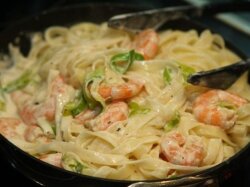 Паста с креветками и сыром в сметане