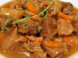 Гуляш из говядины с горчицей и яблоком