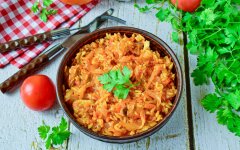Тушеная капуста со свининой и рисом в мультиварке