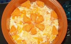 Овсяная каша с апельсинами, изюмом и медом