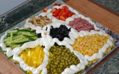 Салат «Козел в огороде» с крабовыми палочками и сухариками