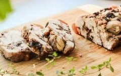 Куриная ветчина с черносливом и грецкими орехами